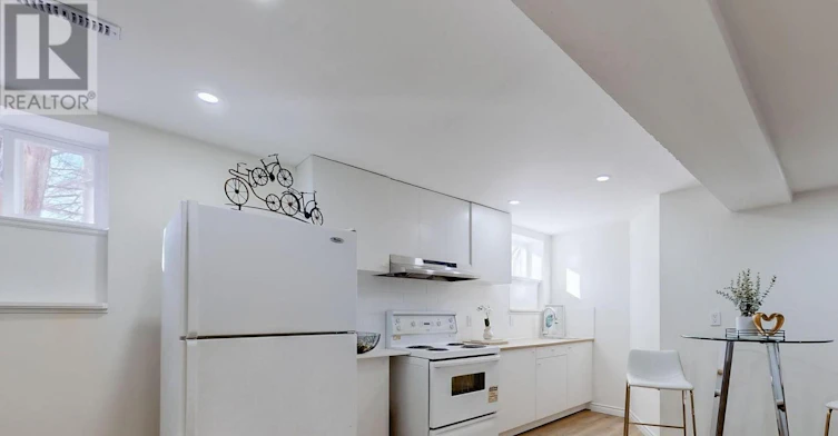 47 Lowe Boulevard, Newmarket, ON, L3Y 6H1 - 4