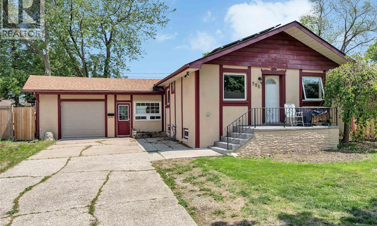 986 Eastlawn