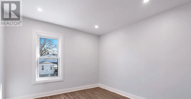 2-5749 Summer Street, Niagara Falls, ON, L2G 1M5 - 5