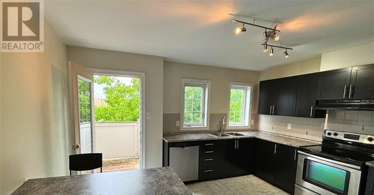 2011 Madrid Avenue, Ottawa, ON, K2J 0K1 - 9