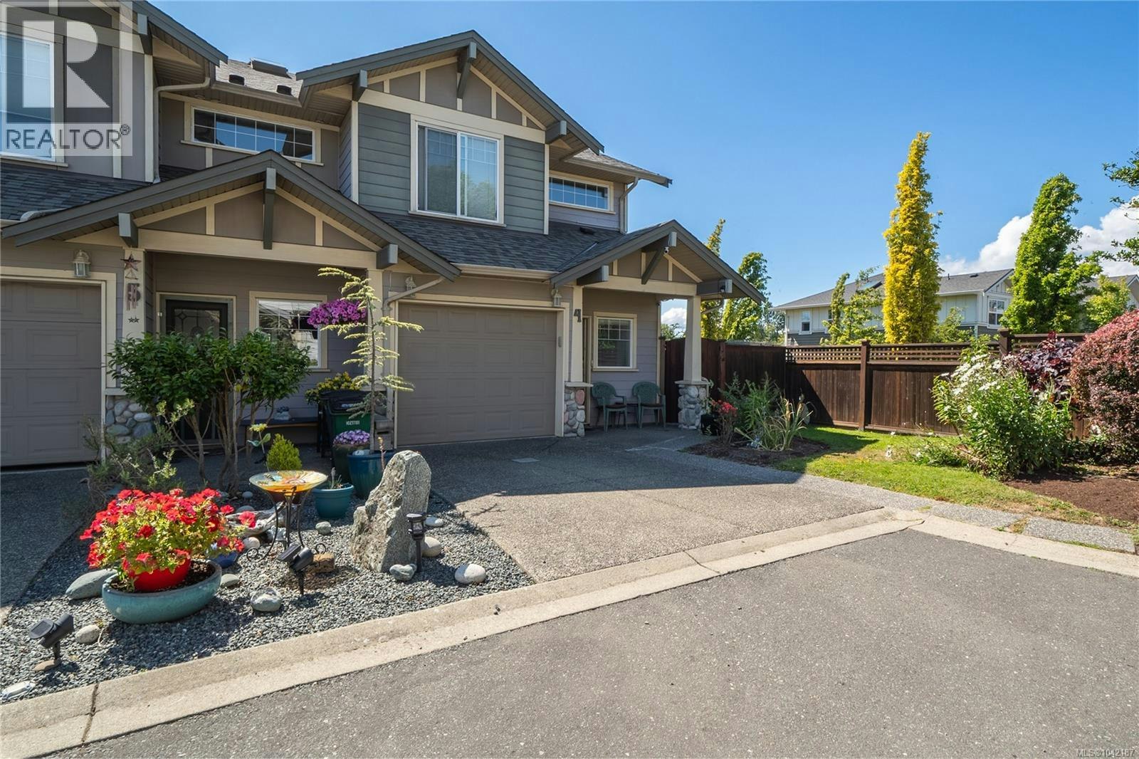 4-3338 Whittier Avenue, Saanich, BC, V8Z 3P9