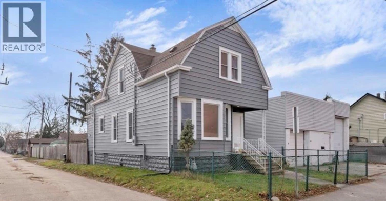 637 Tuscarora, Windsor, ON, N9A 3M3