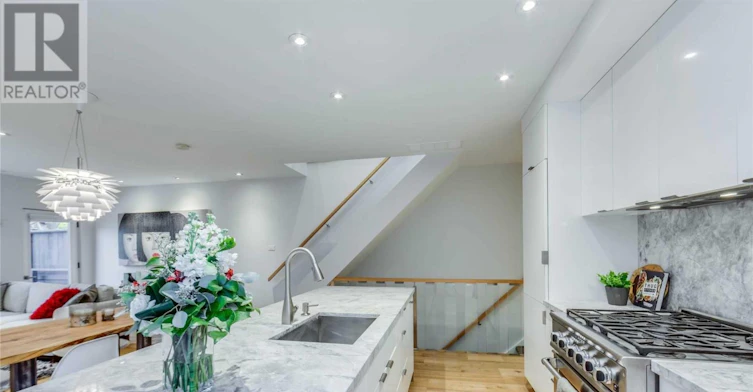 UPPER-185 Strathmore Boulevard, Toronto, ON, M4J 1P4 - 4