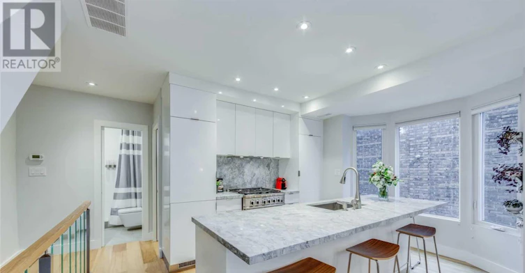 UPPER-185 Strathmore Boulevard, Toronto, ON, M4J 1P4 - 3