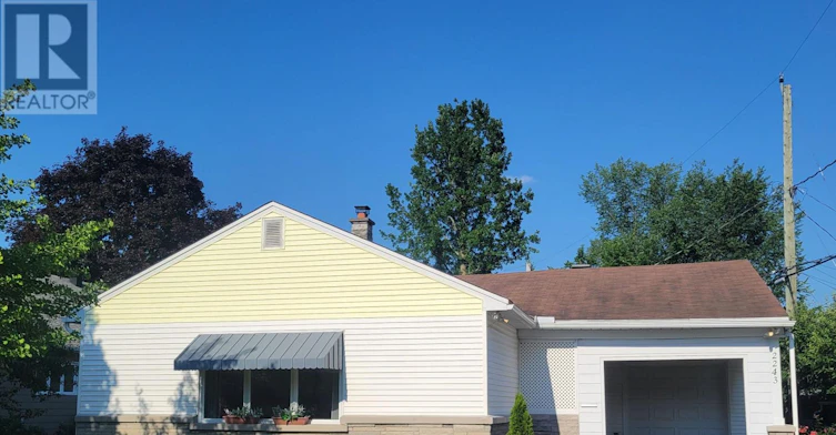 2243 Hillary Avenue, Ottawa, ON, K1H 7H7
