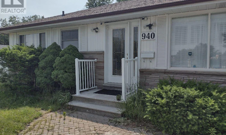 940 Oxford Street W