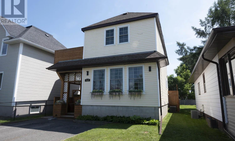 374 Mary Street East