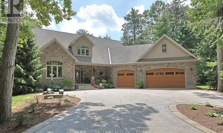 9956 Pinetree Crescent