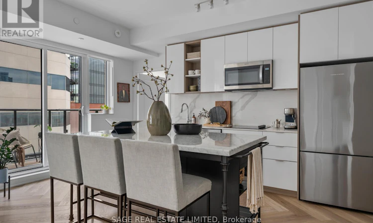 1128-543 Richmond Street W
