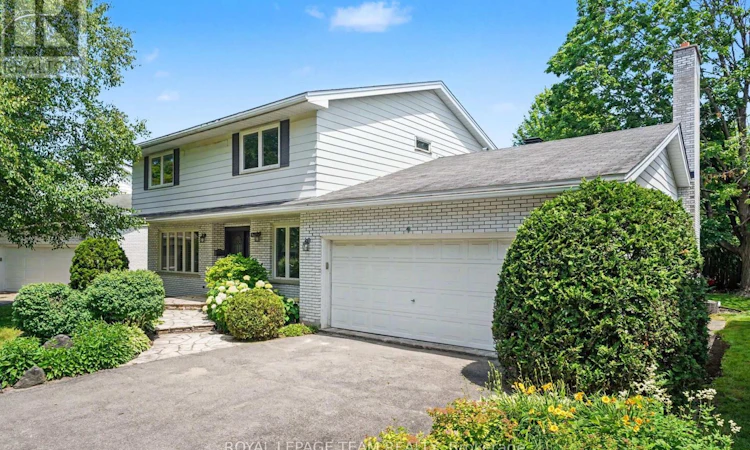 907 Dresden Crescent