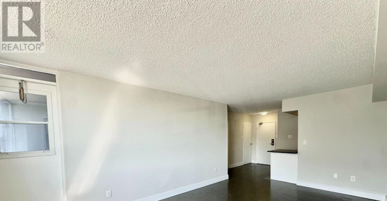 301-145 Wellington Street W, Aurora, ON, L4G 3L9 - 3