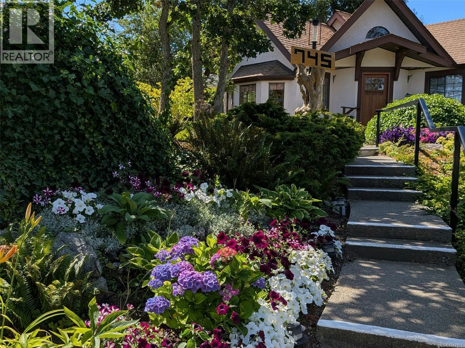 745 Middleton Street, Saanich, BC, V9A 2E1