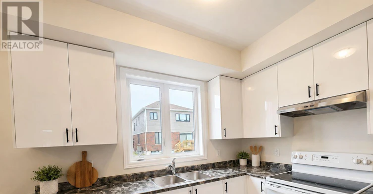 22 Hylton Drive, Barrie, ON, L9S 2Z8 - 3