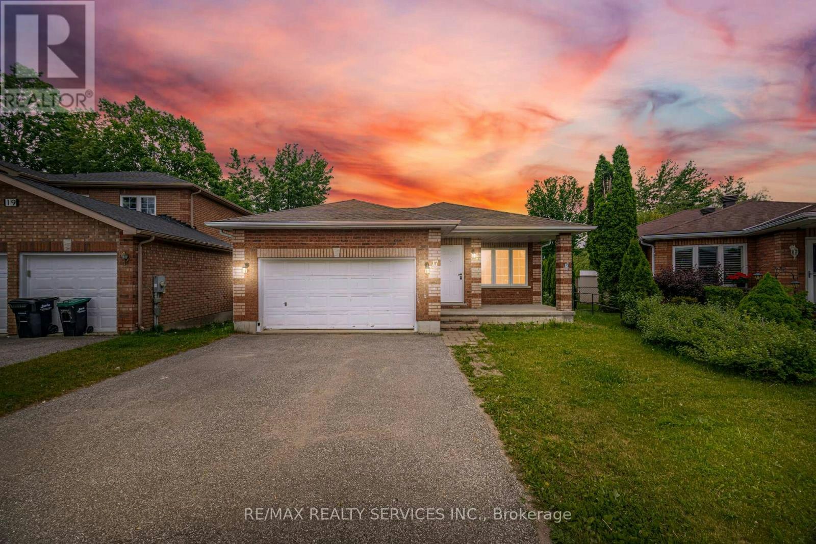 17 Sydenham Wells, Barrie, ON, L4M 6R3