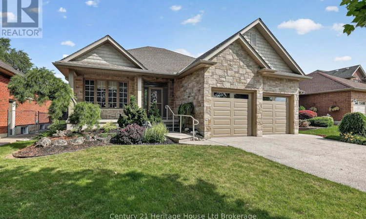 927 Ridgewood Drive W
