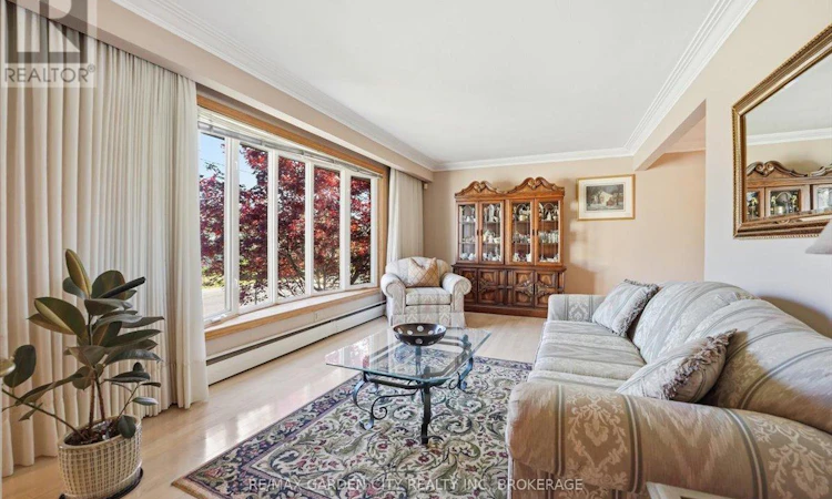 41 Albert Street W