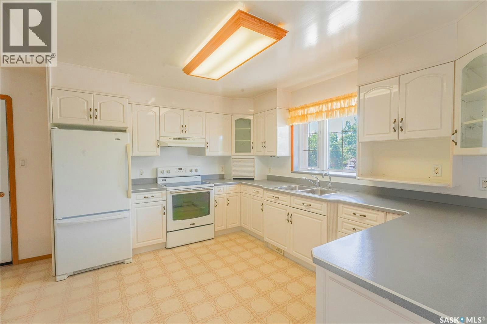 126 5th Avenue W, Gravelbourg, SK, S0H 1X0