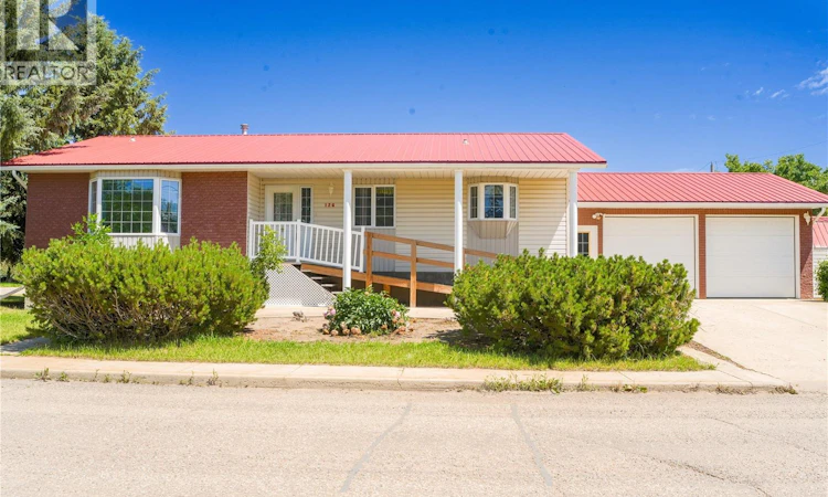 126 5th Avenue W