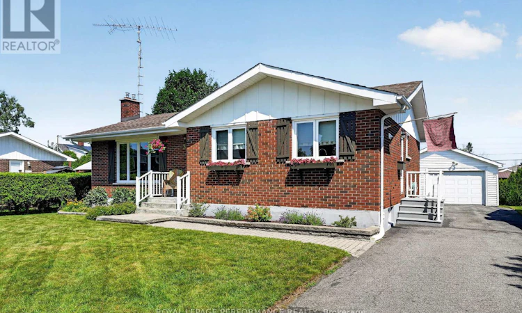 32 Frost Avenue N