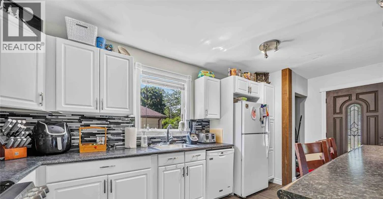 582 Superior Street, Sarnia, ON, N7T 7E6 - 7