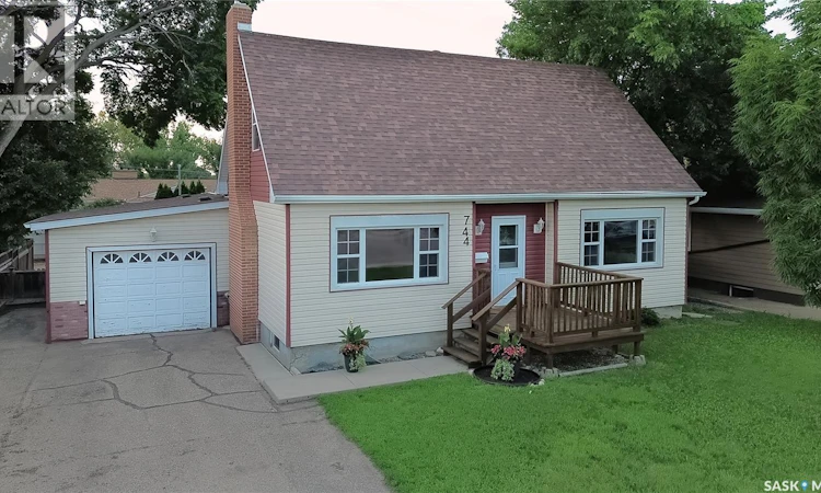 744 Saskatchewan Street W