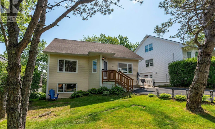 4 Turnberry Lane