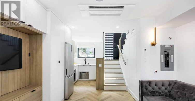 13R Mansfield Avenue, Toronto, ON, M6J 2A9 - 14