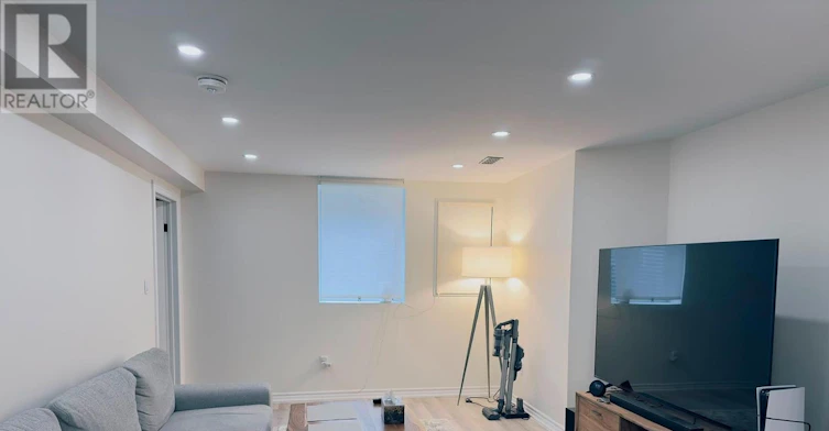 LOWER-128 Adam Place, Newmarket, ON, L3Y 8C4