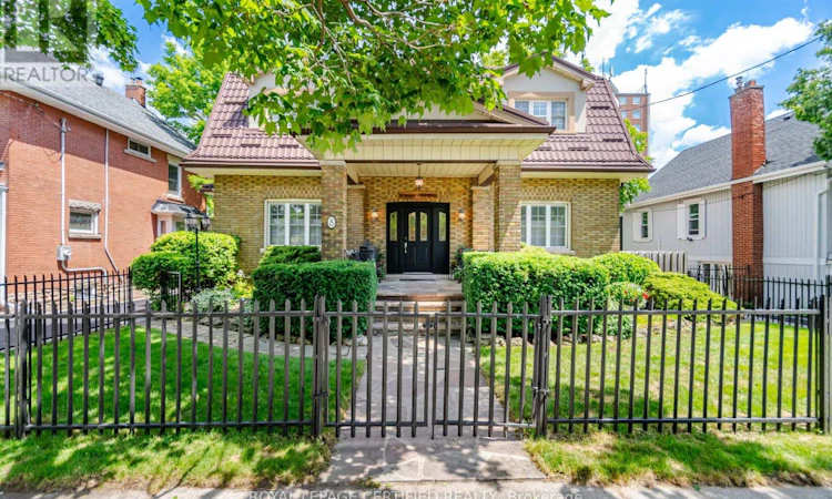 8 Elizabeth Street S