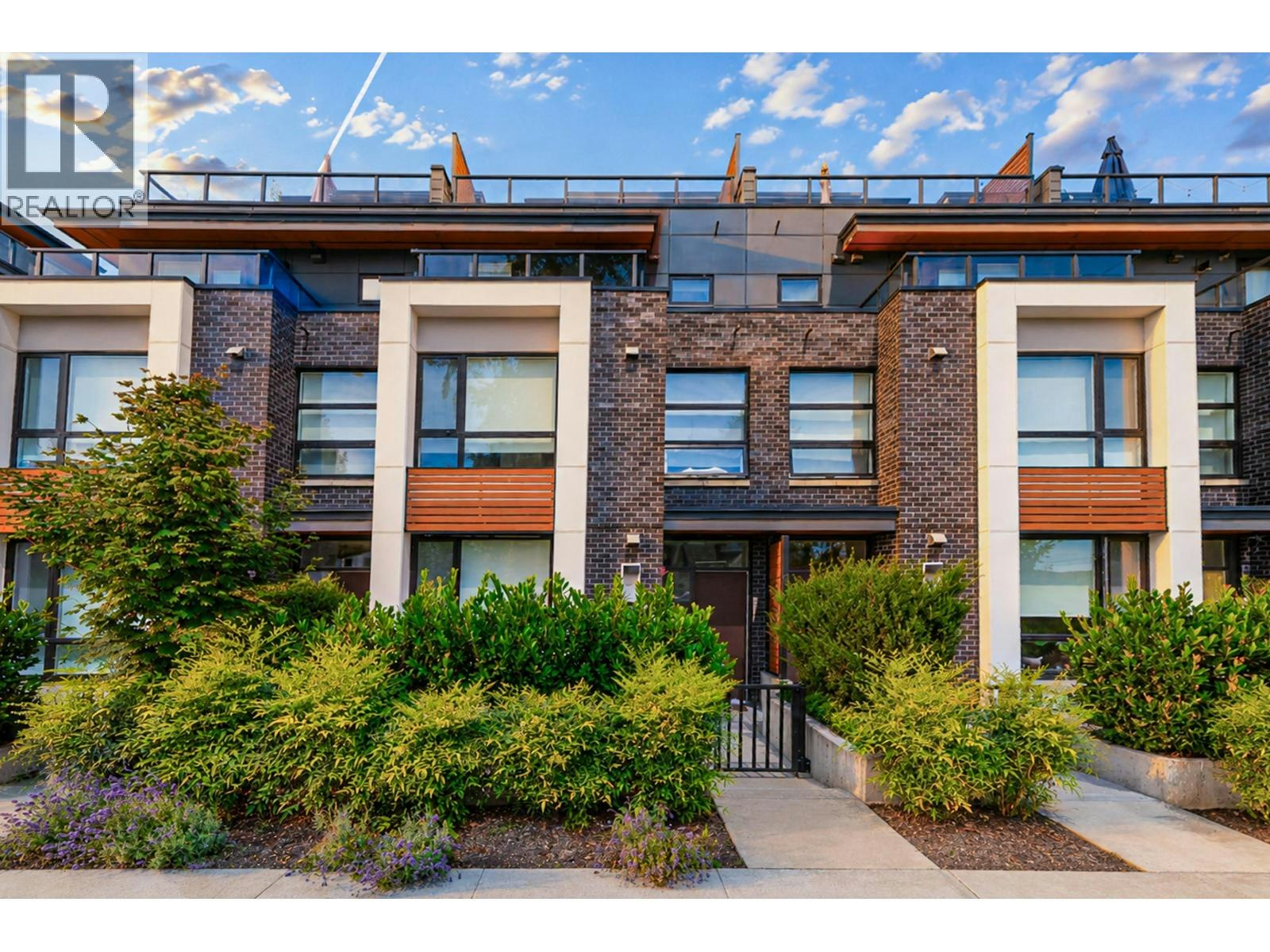 302-6085 Irmin Street, Burnaby, BC, V5J 5C5
