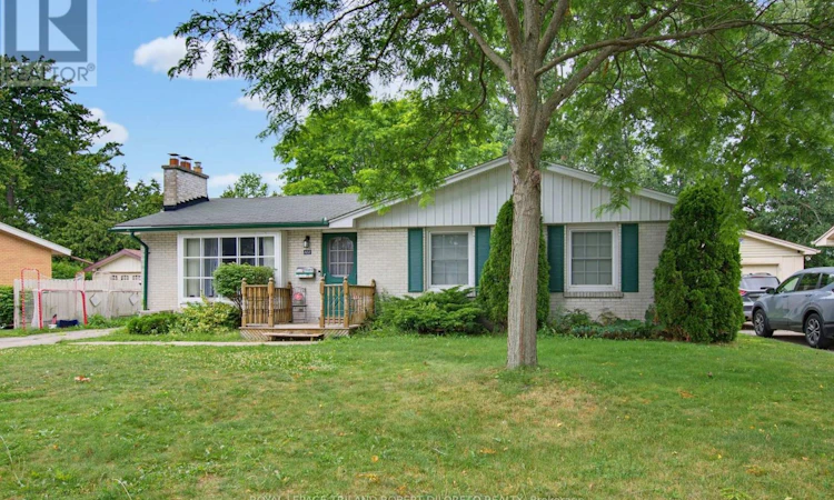 102 Honeysuckle Crescent