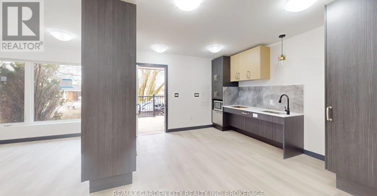 MAIN-670 Upper Wellington Street, Hamilton, ON, L9A 3R1 - 2