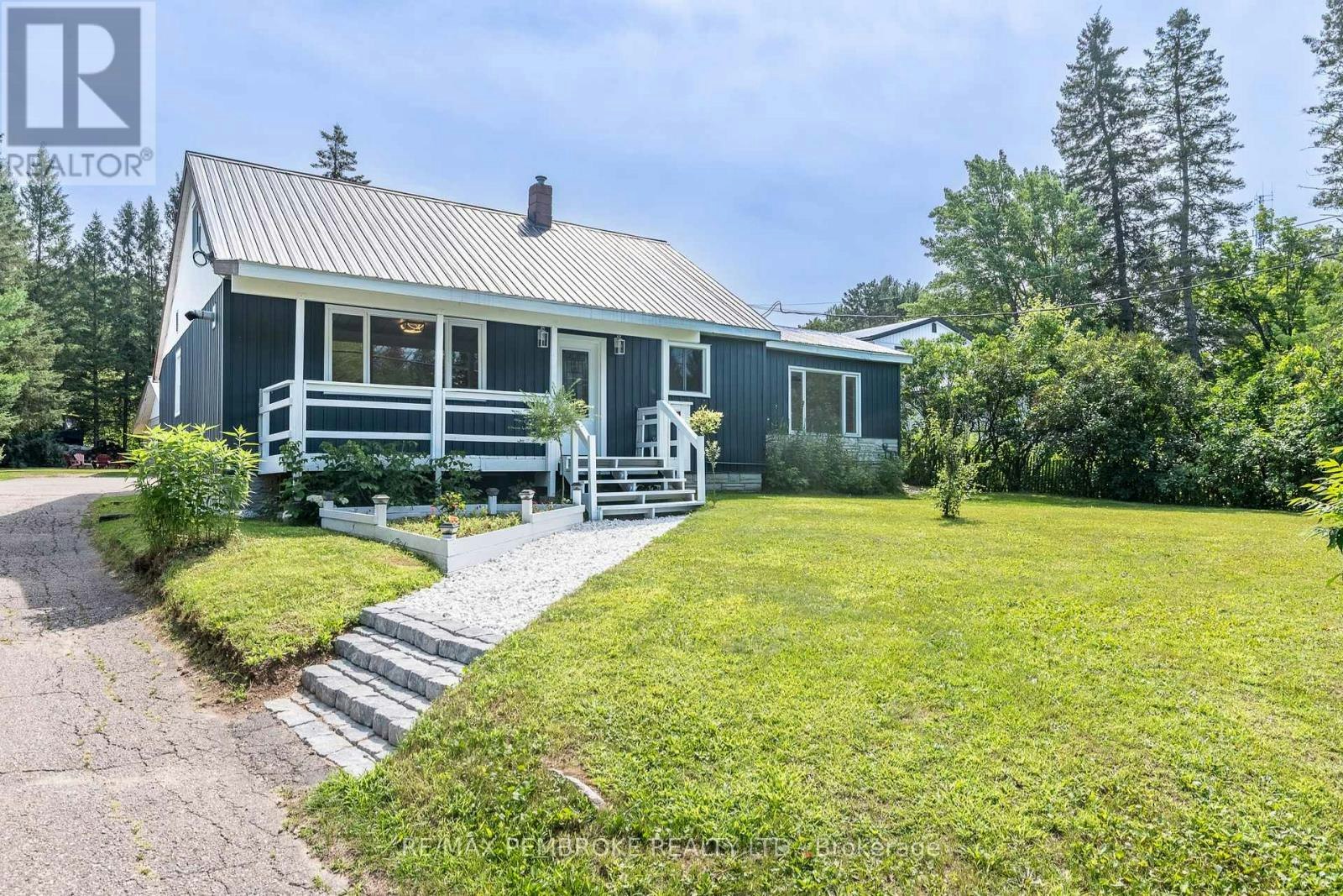 32560 Highway Highway, Laurentian Hills, ON, K0J 1P0