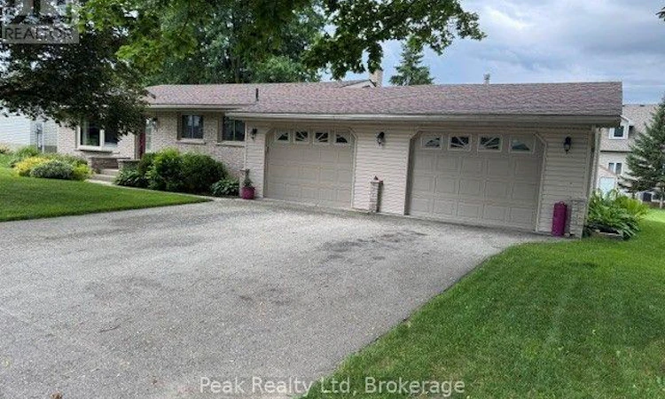 31 Lawrence Avenue W