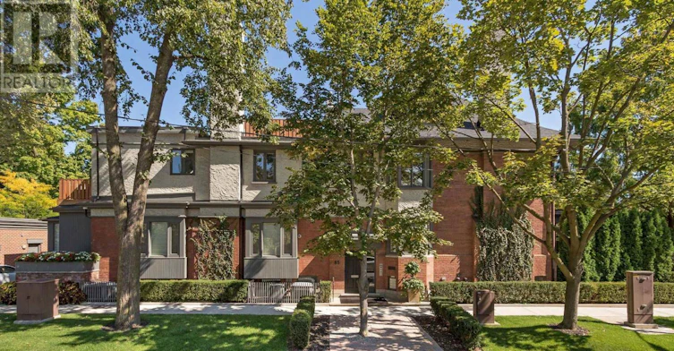 202-85 Admiral Road, Toronto, ON, M5R 2L7