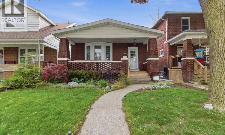 1220 Gladstone