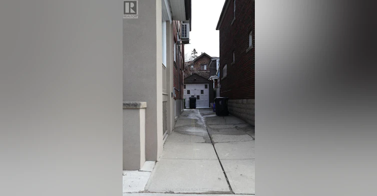 207 Oakwood Avenue, Toronto, ON, M6E 2V3 - 2
