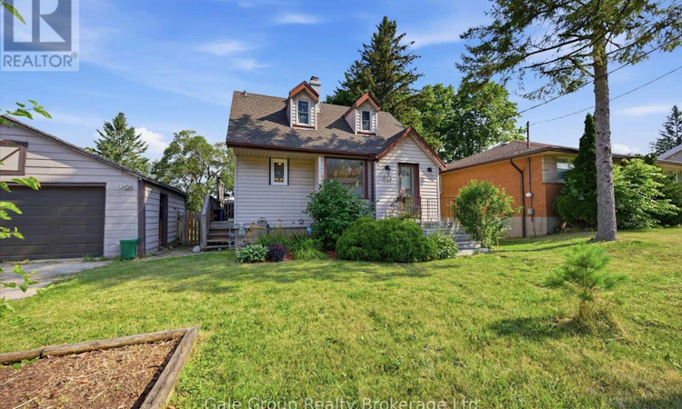 813 Dufferin Street