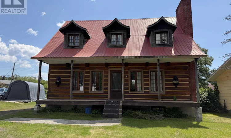 7 Grove Crescent East