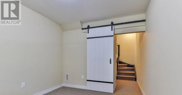 2 Egleston Lane, Hamilton, ON, L9G 0G7 - 3