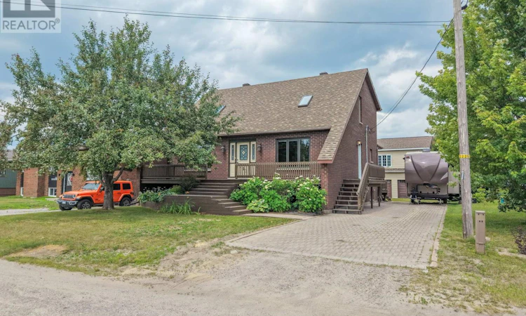 243 Southview Crescent