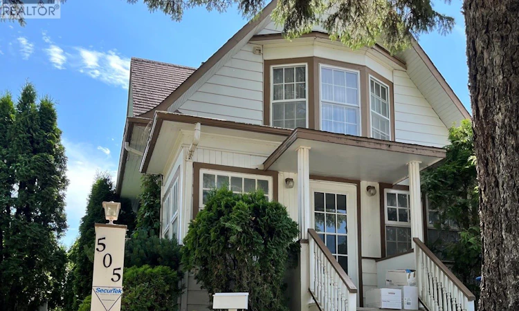 505 Macleod Avenue W