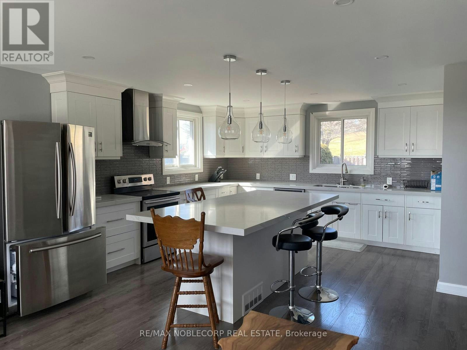166 Collings Avenue, Bradford West Gwillimbury, ON, L3Z 1W1 - 2