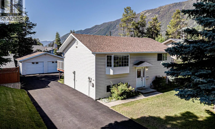 349 Pacific Yew Crescent
