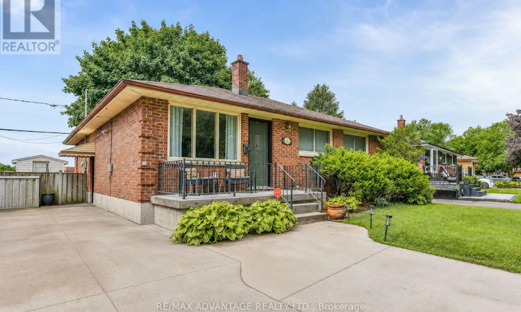 25 Laurentian Drive S