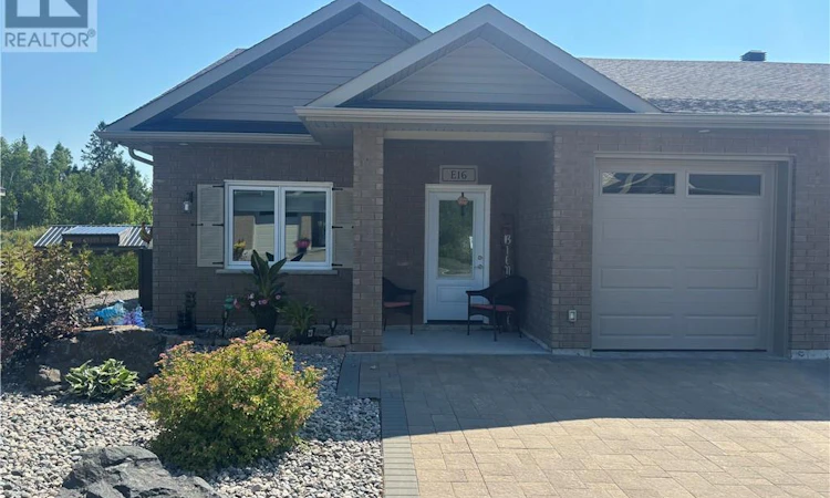 E16-2512 Parkview Drive