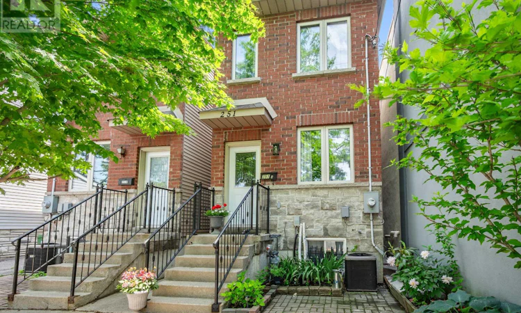 251A Chisholm Avenue