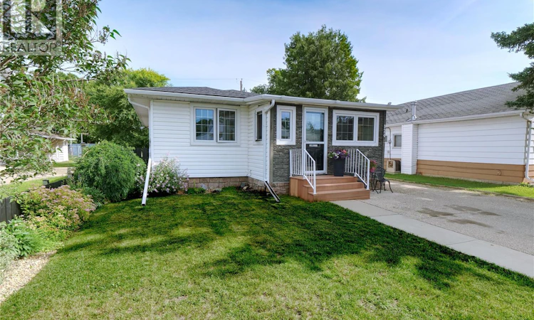 924 Hall Street W