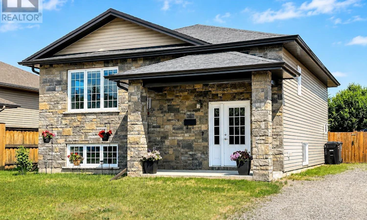 287 Cougar Crescent