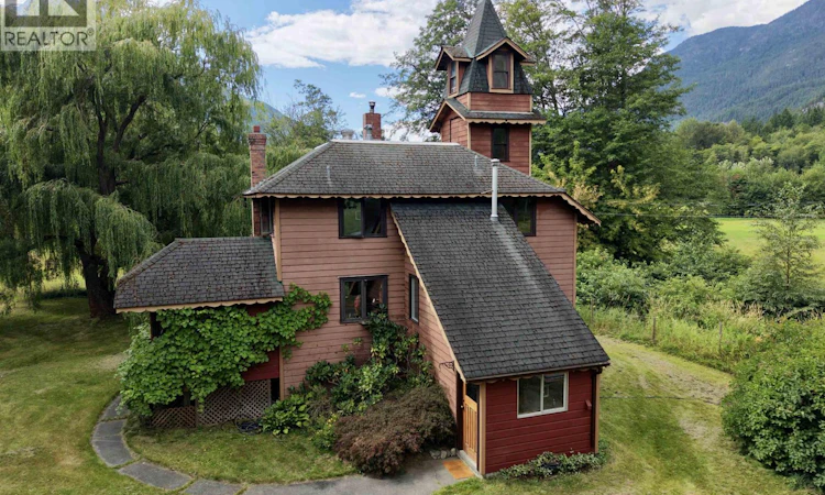 4233 Mackenzie 20 Highway